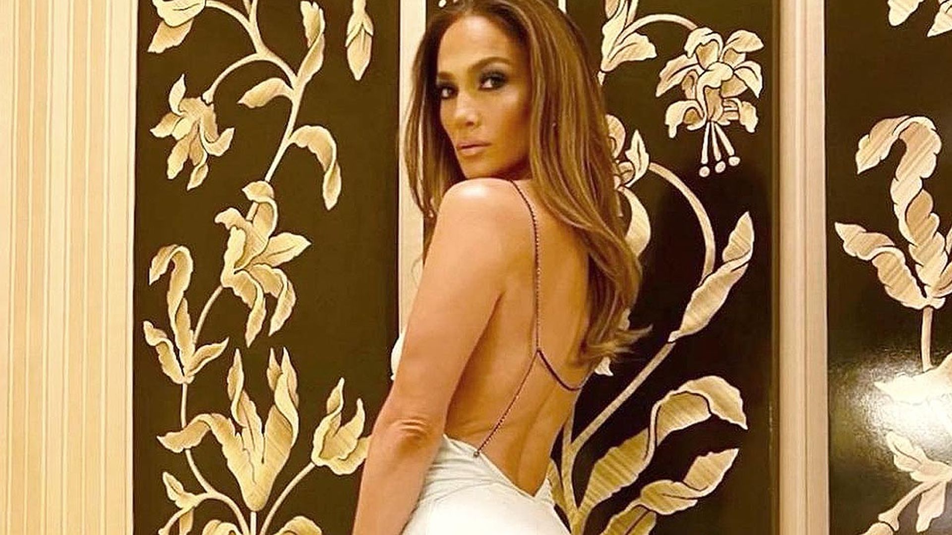 ¿1999 o 2021? Jennifer Lopez causa sensación con su seductor 'slip dress'