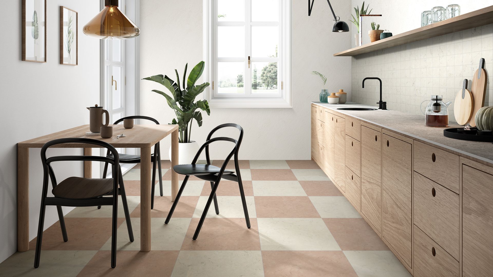 Cocina de madera, sin armarios superiores, con balda de madera, armarios sin tiradores, suelo porcelánico en beige y marrón, mesa de comedor, sillas negras y lámpara de techo