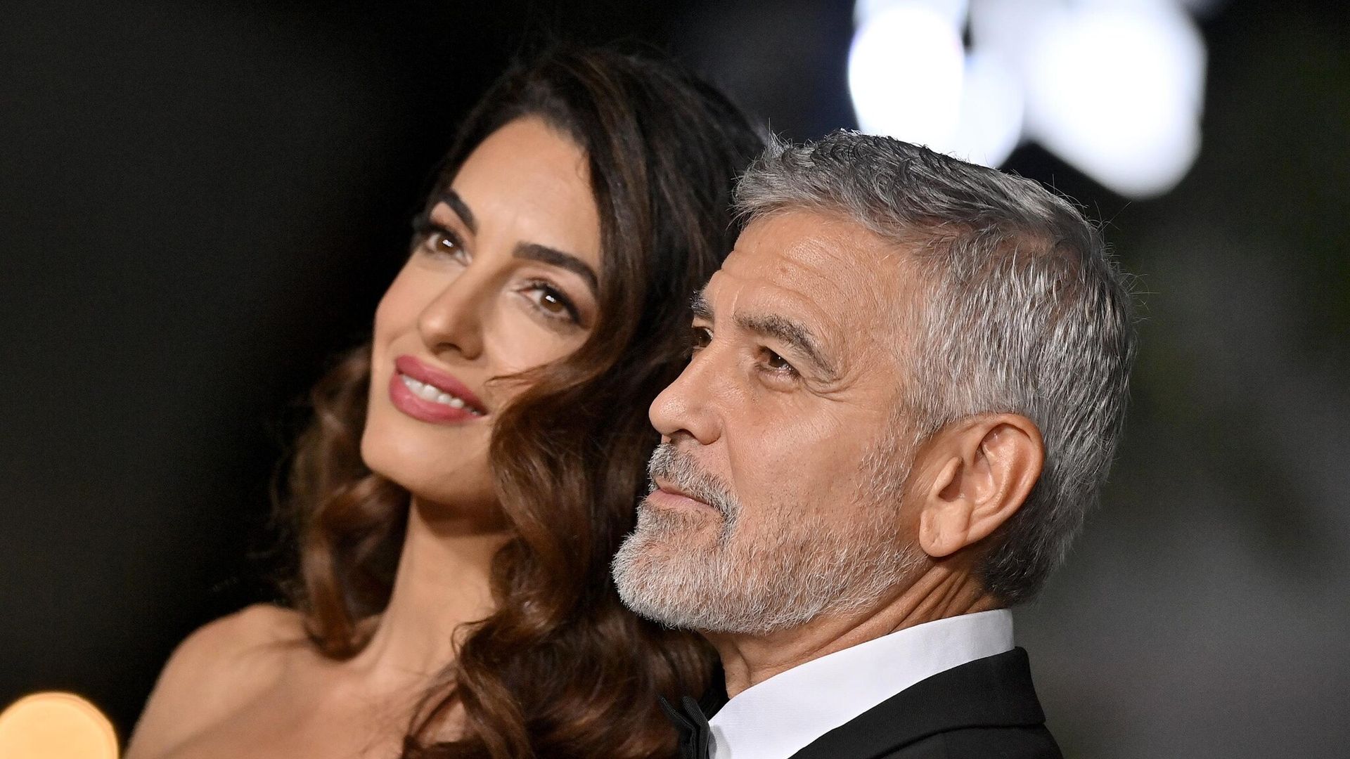 Amal y George Clooney deslumbran con atuendos coordinados en Venecia