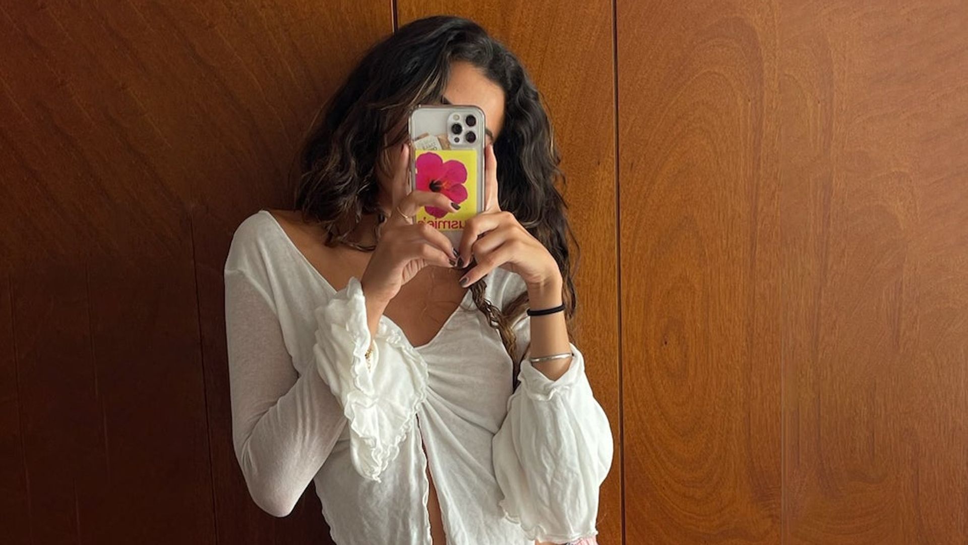 La flor de hibisco en sus looks