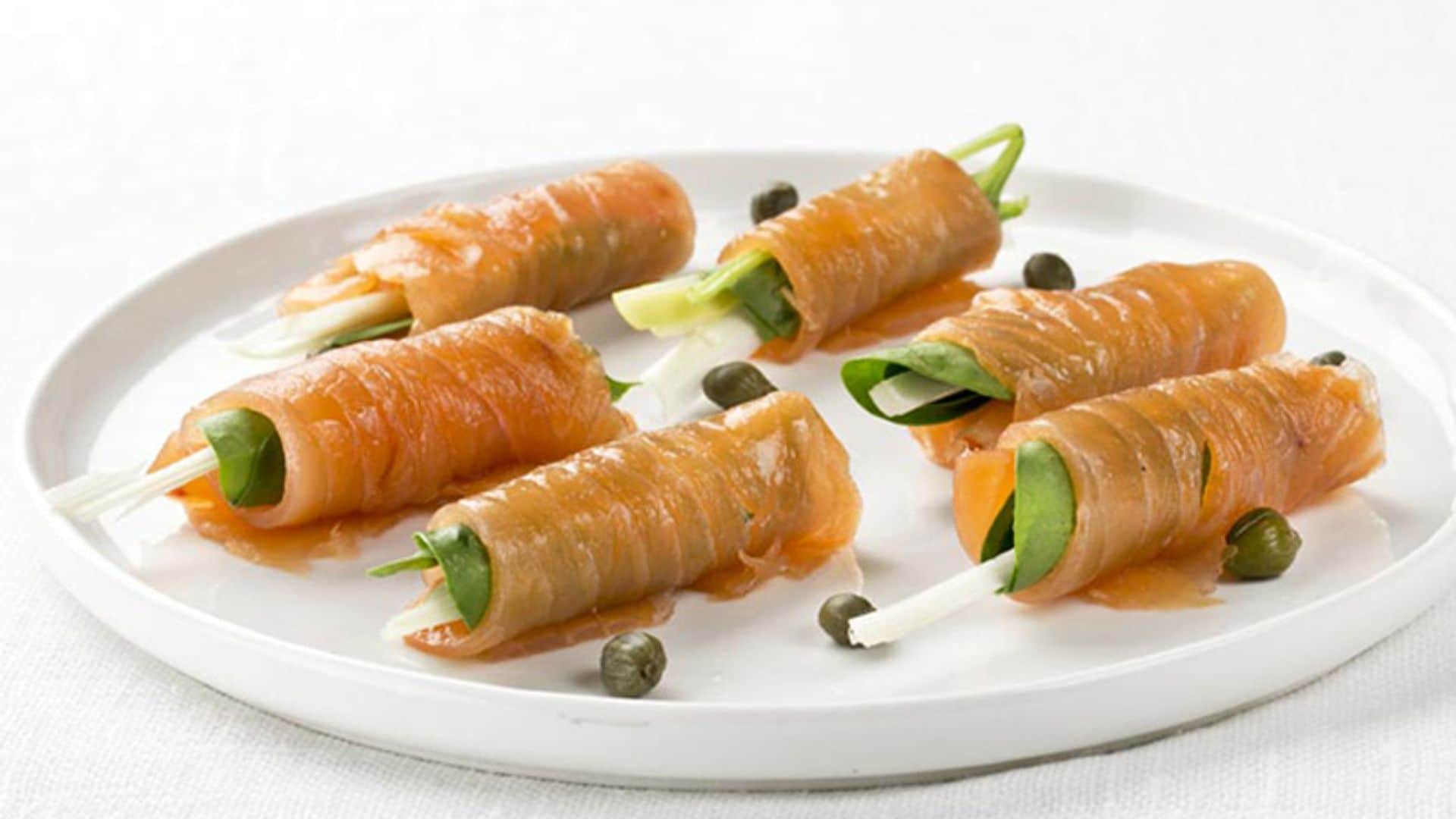 Rollos de salmón ahumado y espinacas