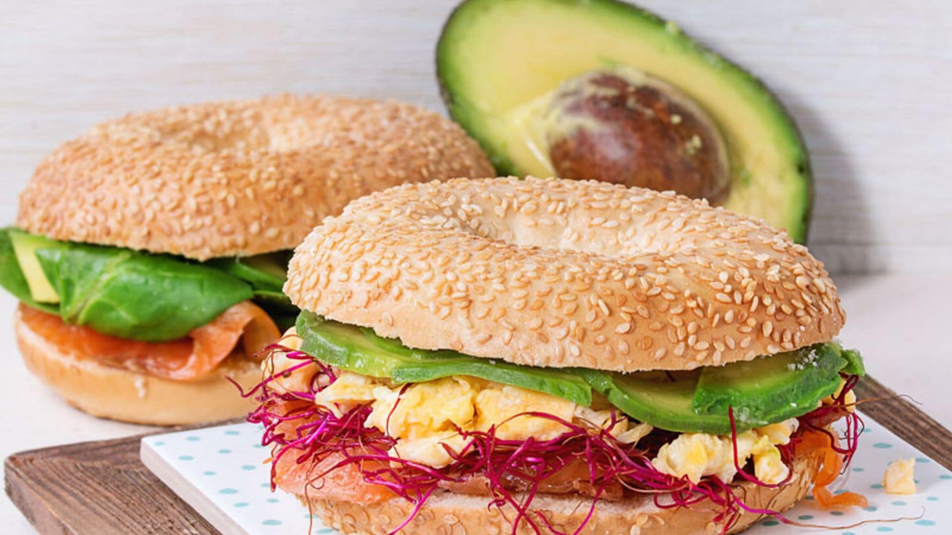 'Bagel' de huevos revueltos con salmón ahumado y aguacate
