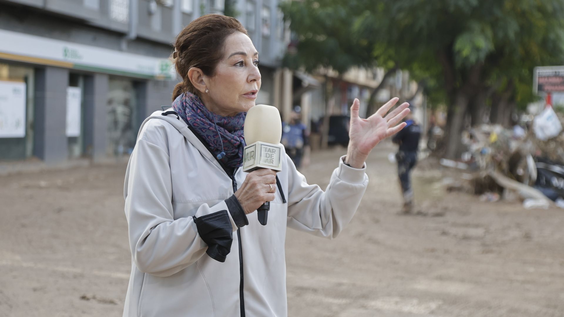 Plano medio de Ana Rosa Quintana retransmitiendo desde Valencia por la DANA