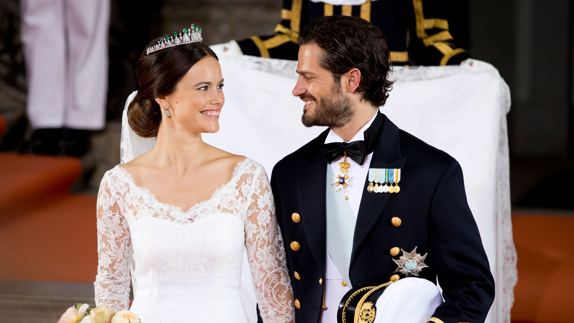 Un vestido con tejido español y una tiara transformable hecha en Tailandia: el inolvidable look de novia de Sofia de Suecia