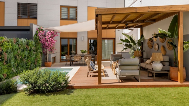 Jardín con piscina, pérgola de madera con salón, platos de fibras colgados en la pared, hamacas y comedor de exterior 