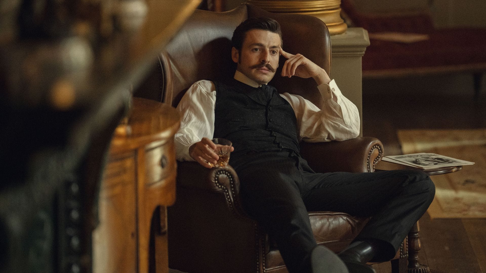 Escena de la serie casa Guinness