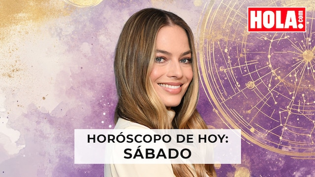 Margot Robbie con ,a rueda del zodiaco detrás 