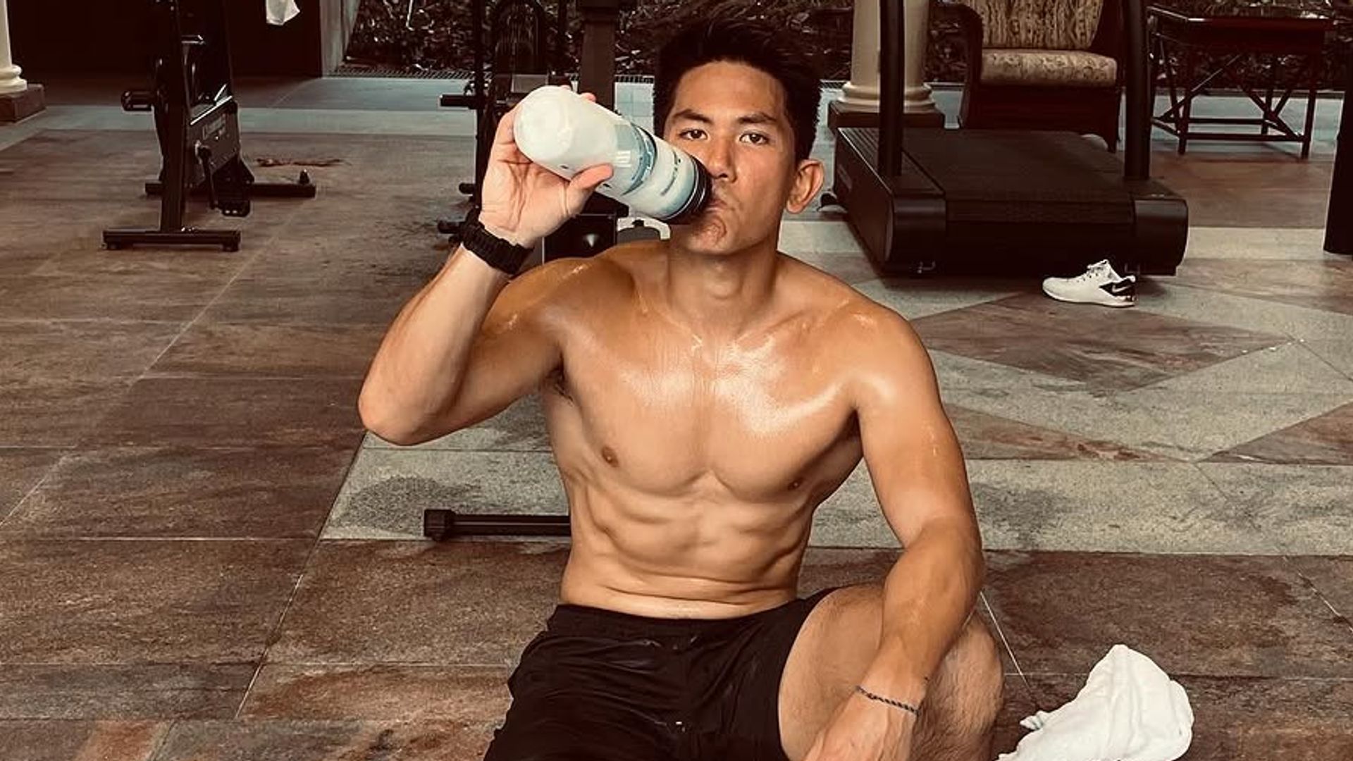 Abdul Mateen de Brunéi, el atractivo príncipe que gana peso en la corte, al tiempo que expande un negocio estrella con el que ha revolucionado el mundo del deporte en la capital
