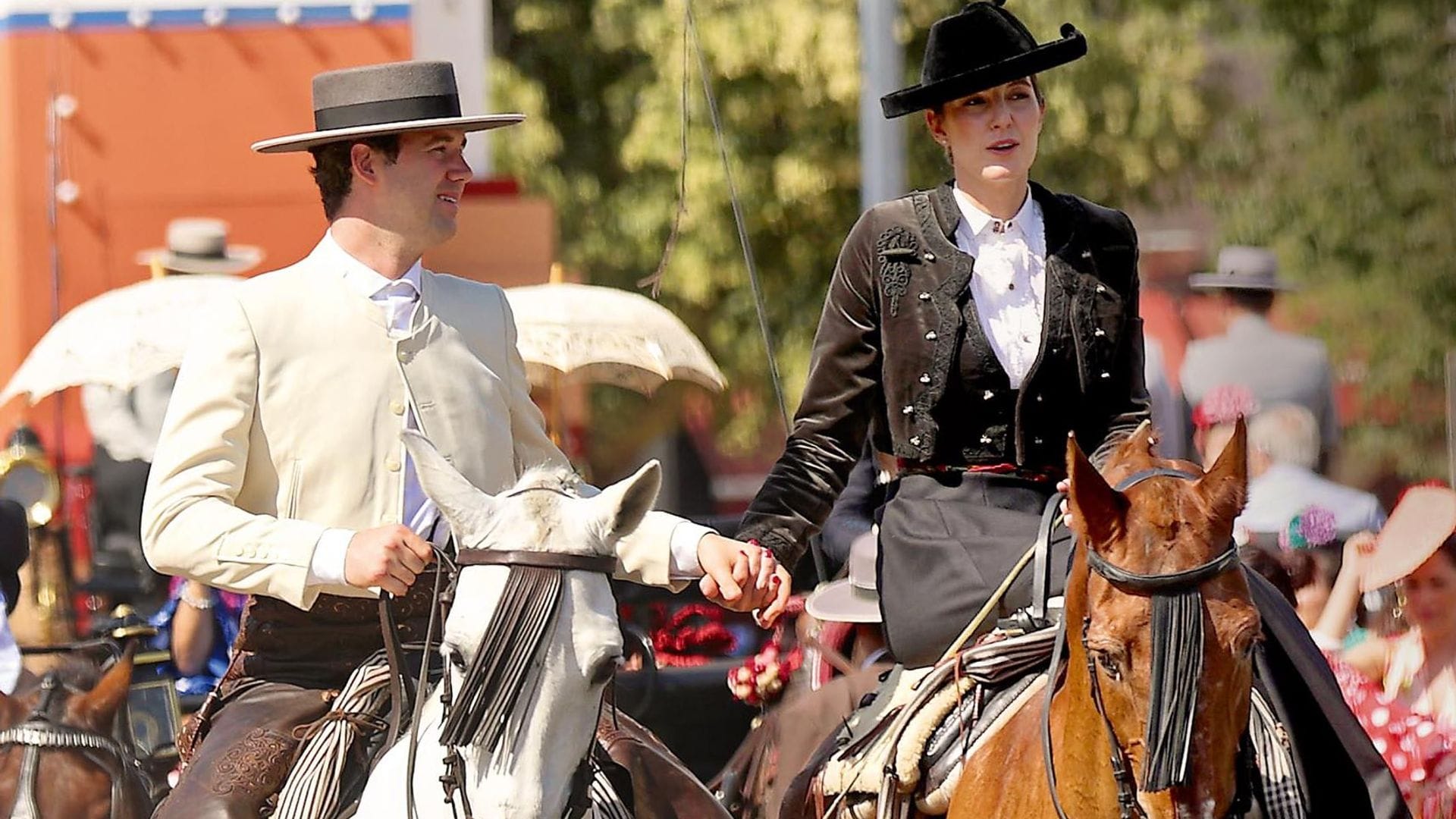 Victoria López-Quesada y Enrique Moreno de la Cova: los próximos ‘novios del año’, de la mano, hasta a caballo