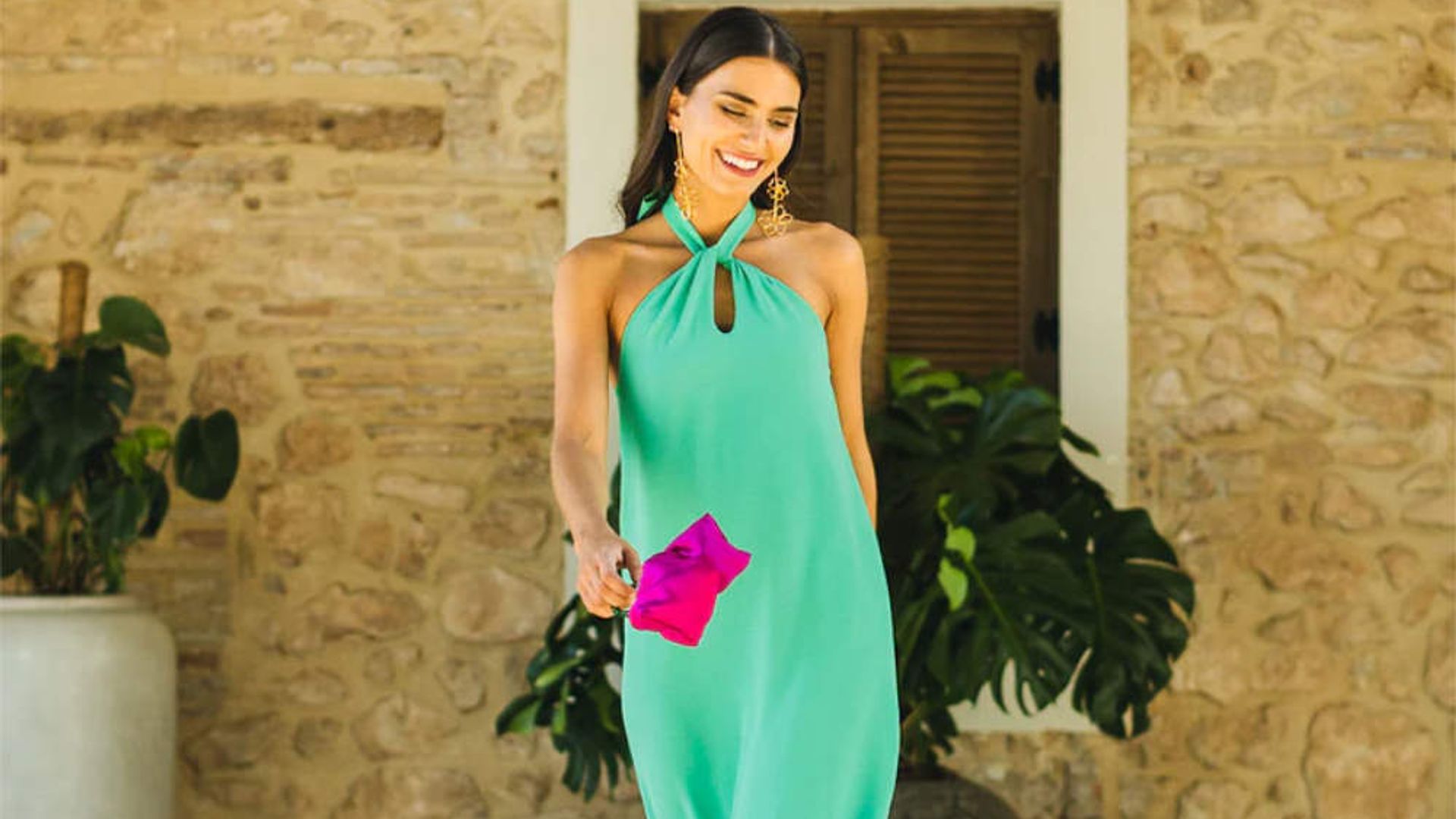 Escote 'halter', la tendencia con la que todos los vestidos de invitada sientan mejor