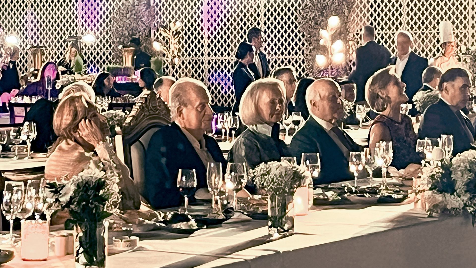 El rey Juan Carlos con varios invitados a su cumpleaños