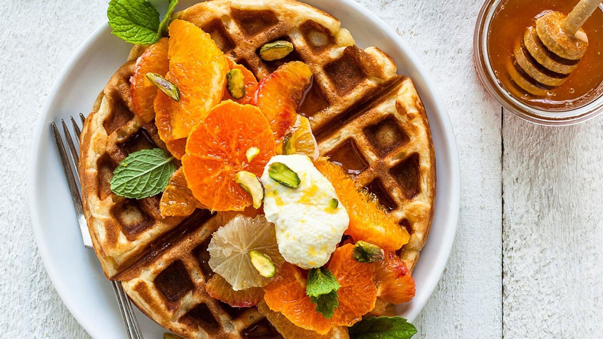 'Waffles' con cítricos, 'labneh', miel y pistachos