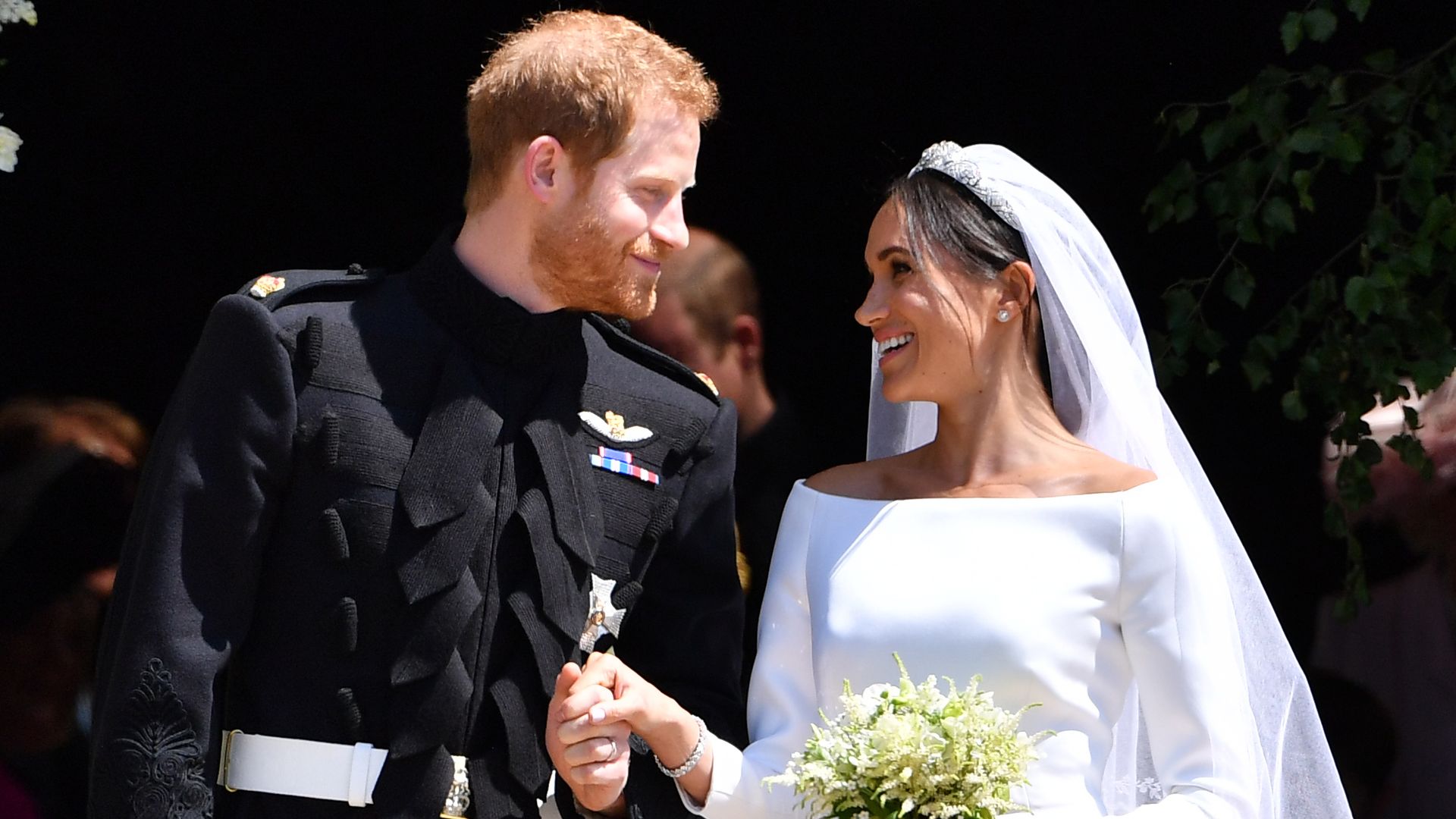 5 velos de novias famosas con mensajes bordados: de la promesa de amor de Hailey Bieber a la dedicatoria de Meghan Markle