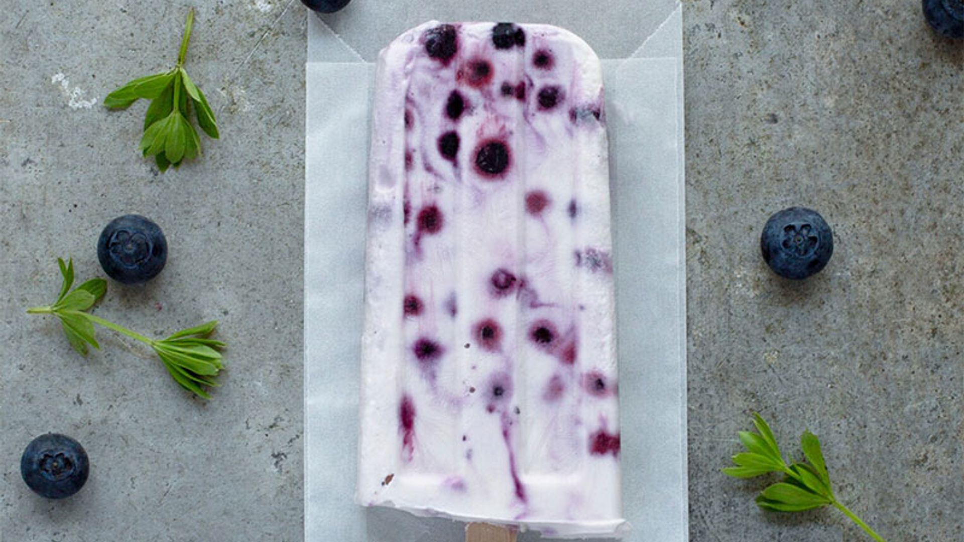 Polos de yogur con arándanos