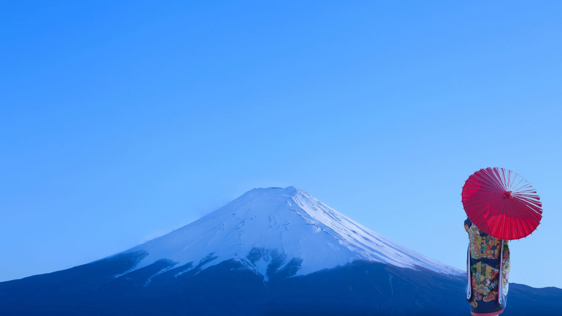 Mujer frente al monte Fuji Japón