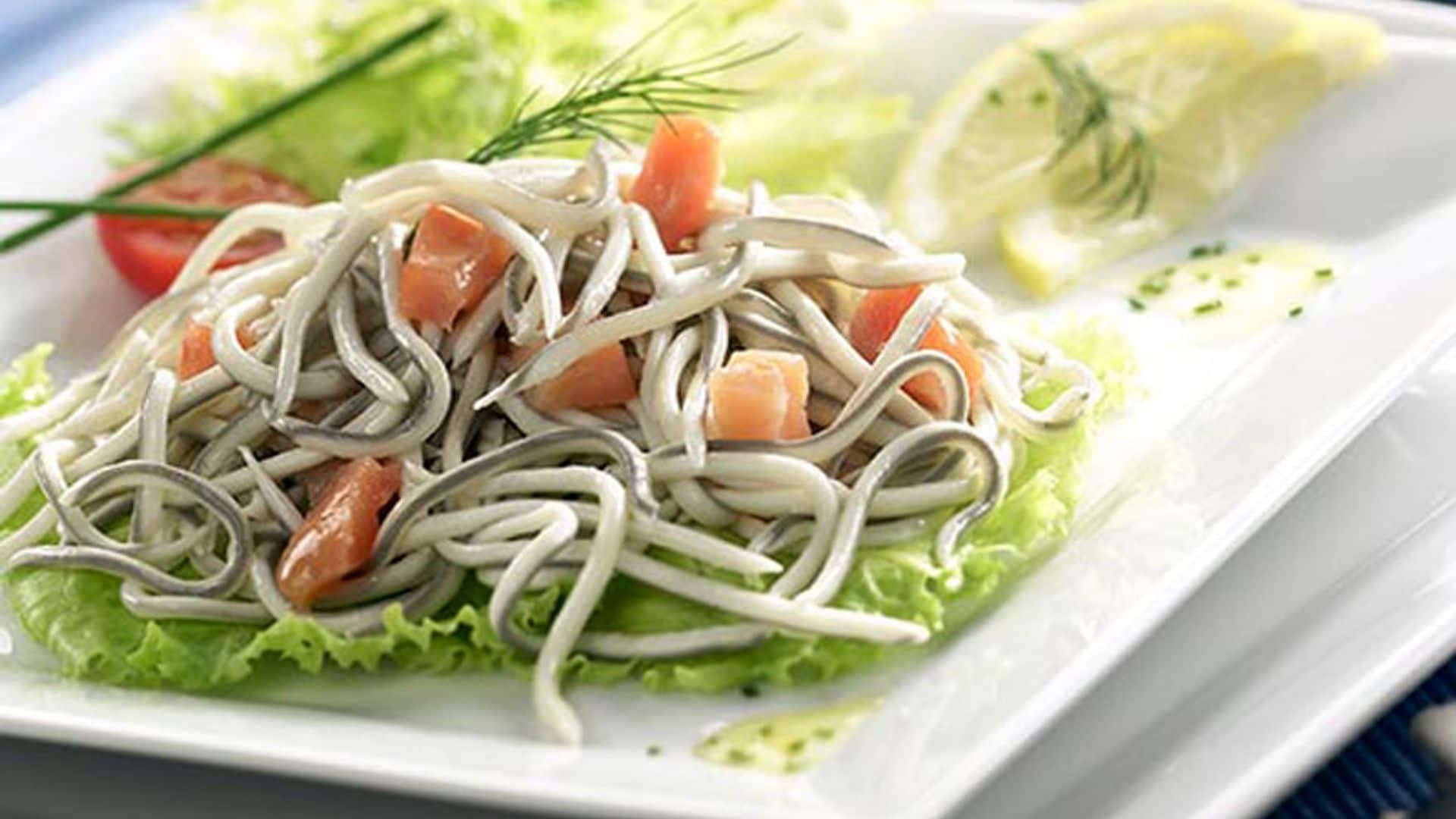 Ensalada de gulas con salmón
