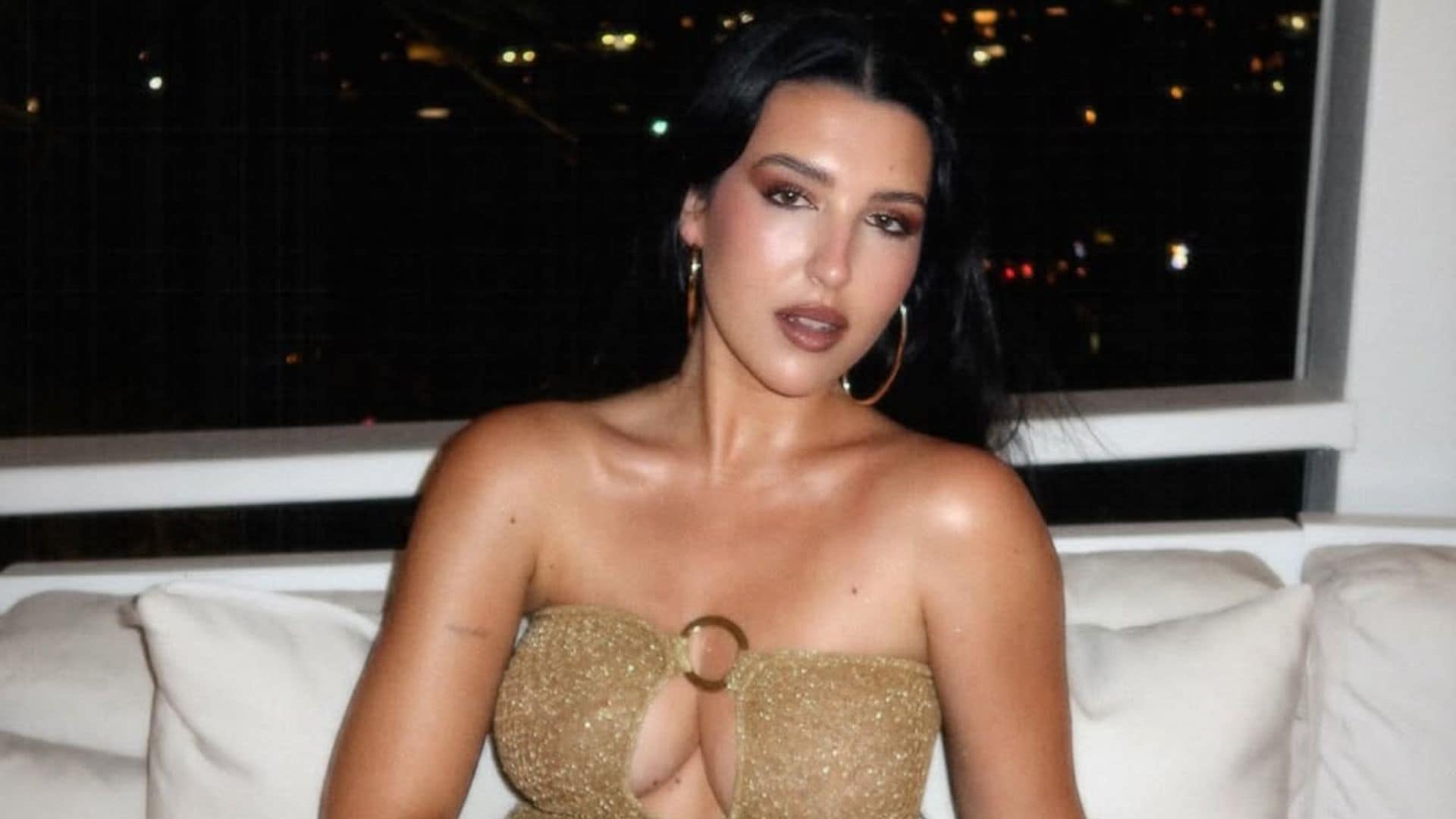 Alba Díaz con vestido dorado en St. Barths.