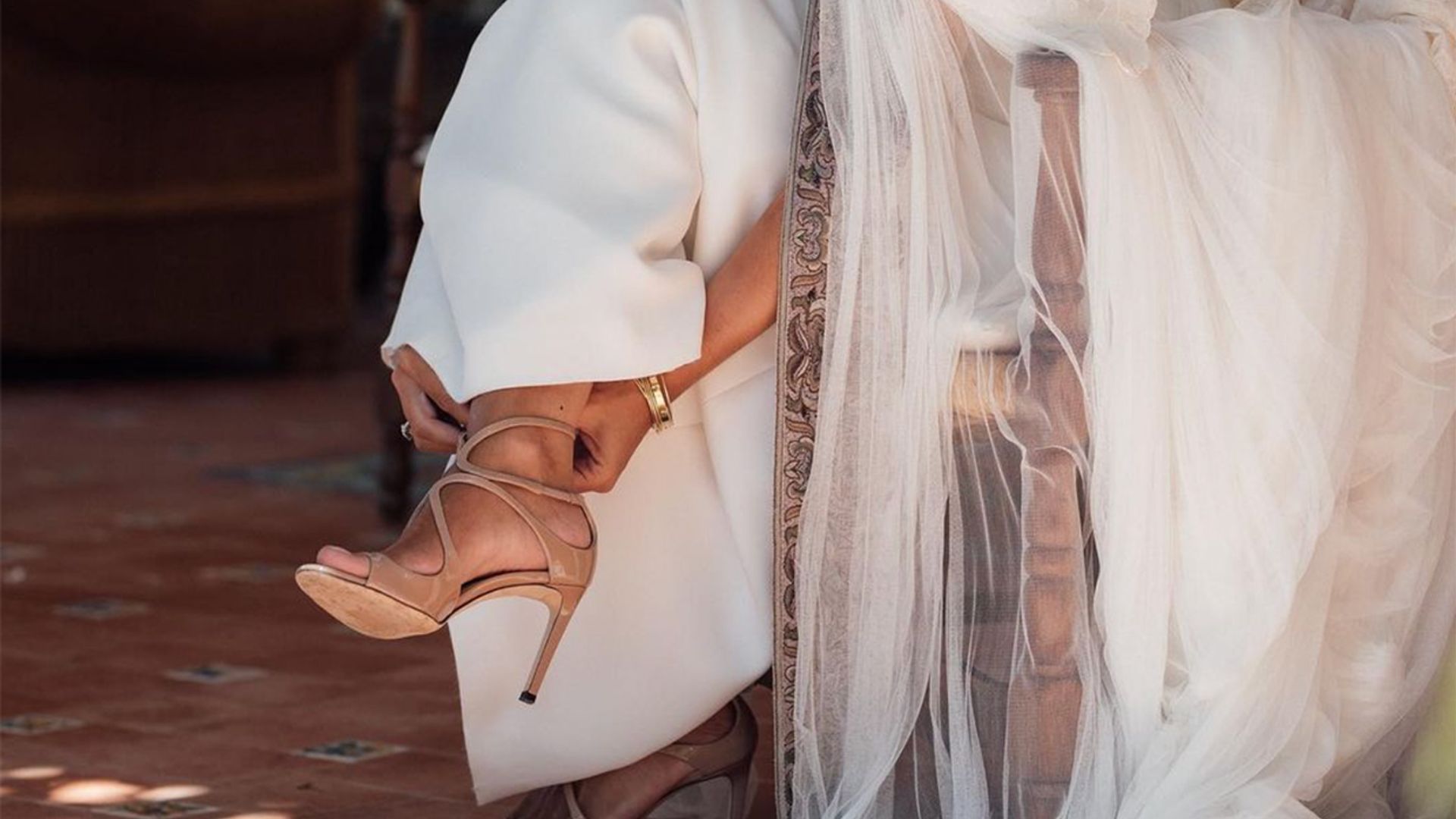 Sandalias de novia con un toque 'glam' perfectas para bodas de primavera y verano
