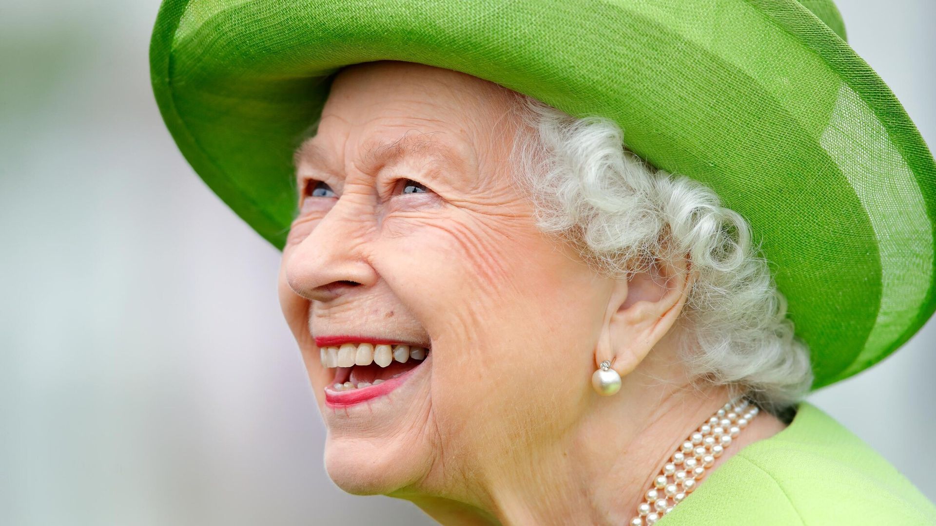 Plomo en las faldas, almohadillas en las axilas... Desvelamos los secretos mejor guardados del armario de la Reina Isabel II