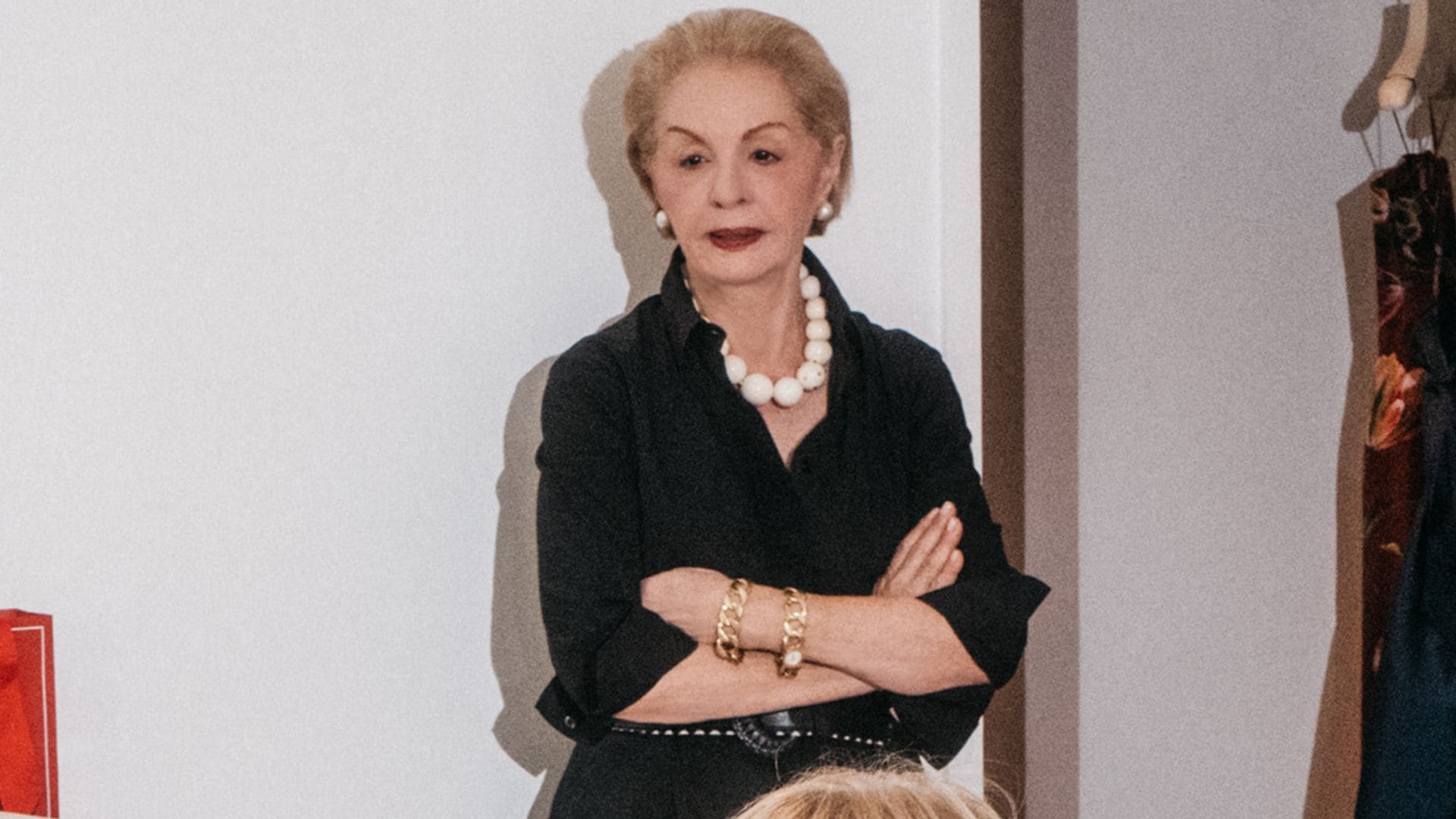 Carolina Herrera con su nieta, Carolina Lansing, mientras se prueba el vestido