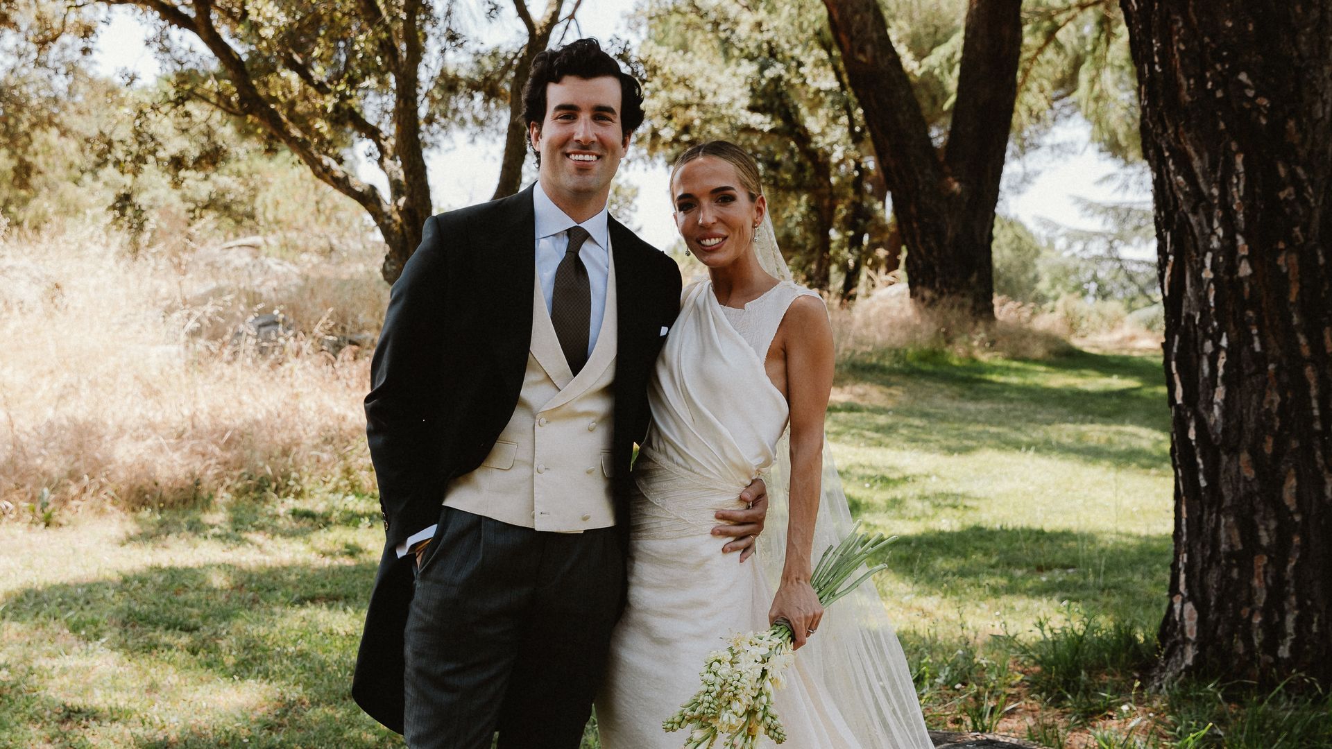 Un vestido de novia de lino y seda con un impresionante escote en la espalda: la boda de Lourdes en Madrid
