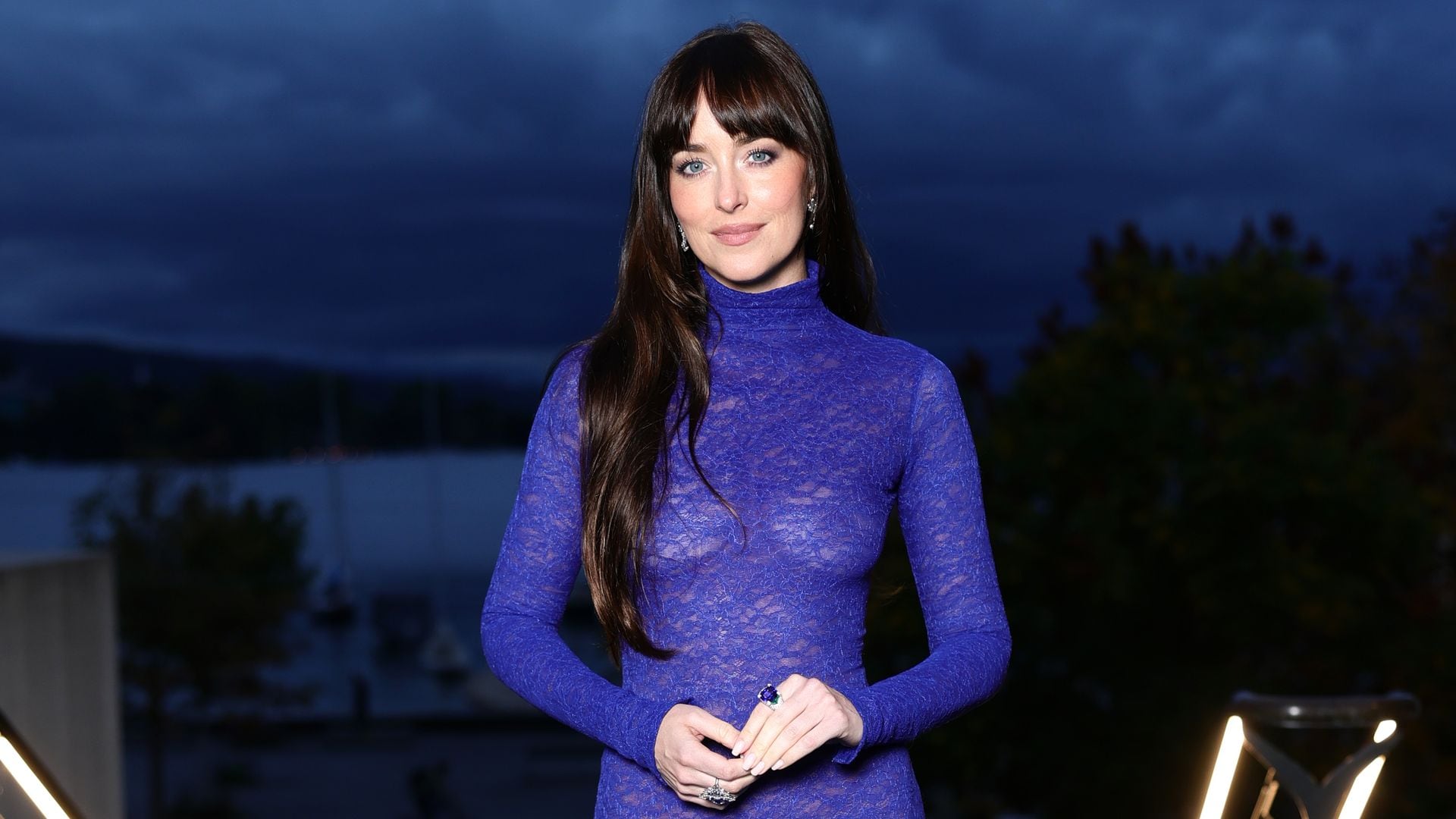 Dakota Johnson luce eléctrica con un vestido transparente de encaje azul y Alta Joyería en Zúrich