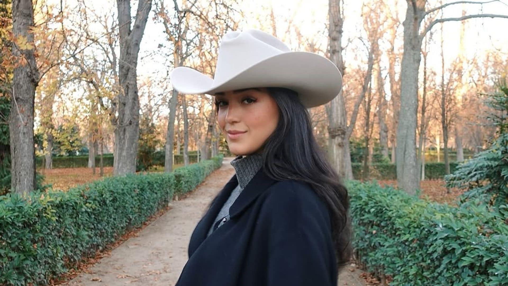 Ale Capetillo dando lecciones de estilo durante un paseo por El Retiro en Madrid. 