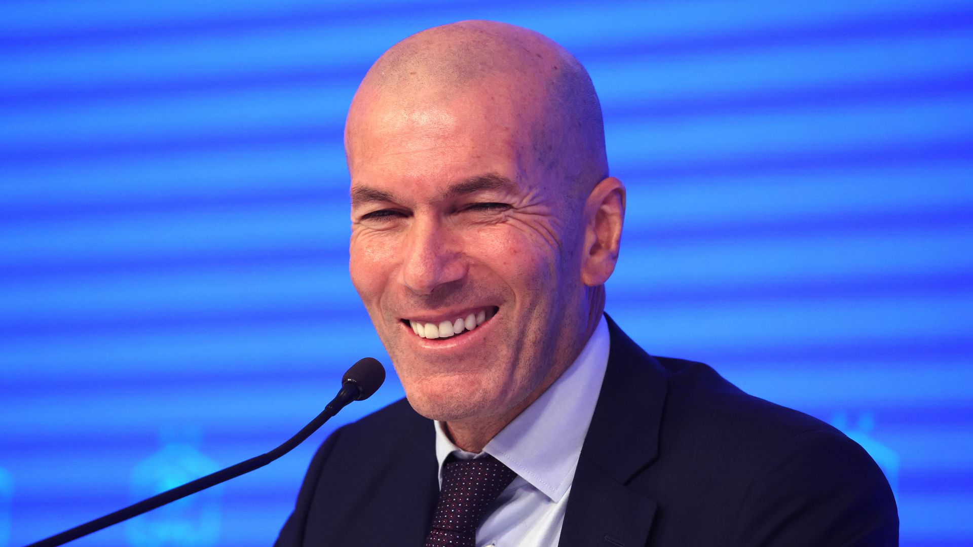 La alegría de Zidane en un momento crítico: será el nuevo entrenador de Francia, mientras su casa en el pantano de San Juan sigue amenazada por el incendio