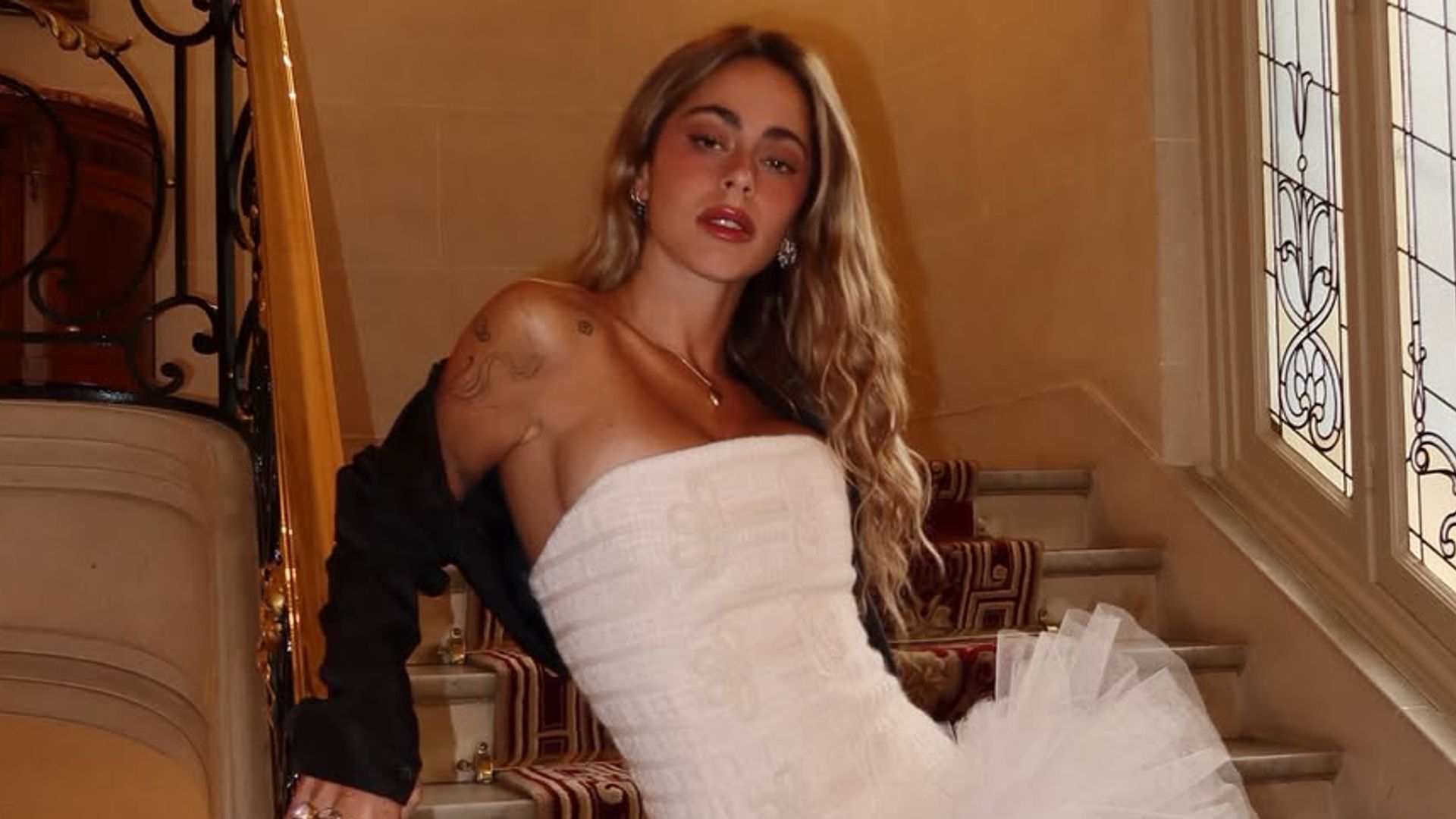 Tini Stoessel viajó a París para la primera prueba de su vestido de novia.