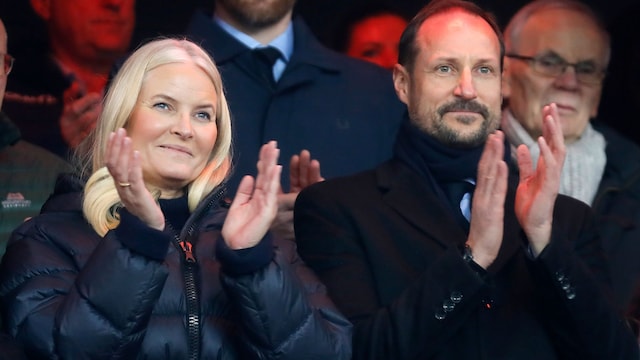 Haakon y Mette-Marit de Noruega viendo un partido de fútbol