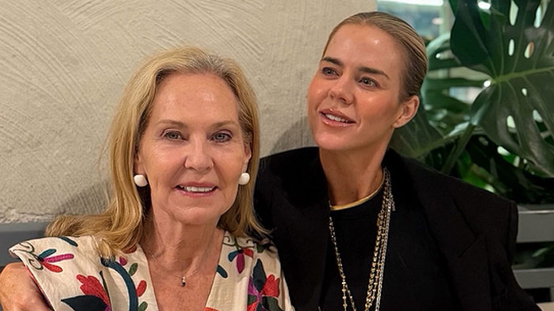 Las imágenes del plan de Amelia Bono con su madre, Ana Rodríguez, y sus hijos: "Cenita en familia"