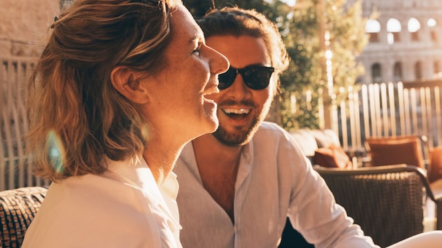 Pareja romántica en una terraza