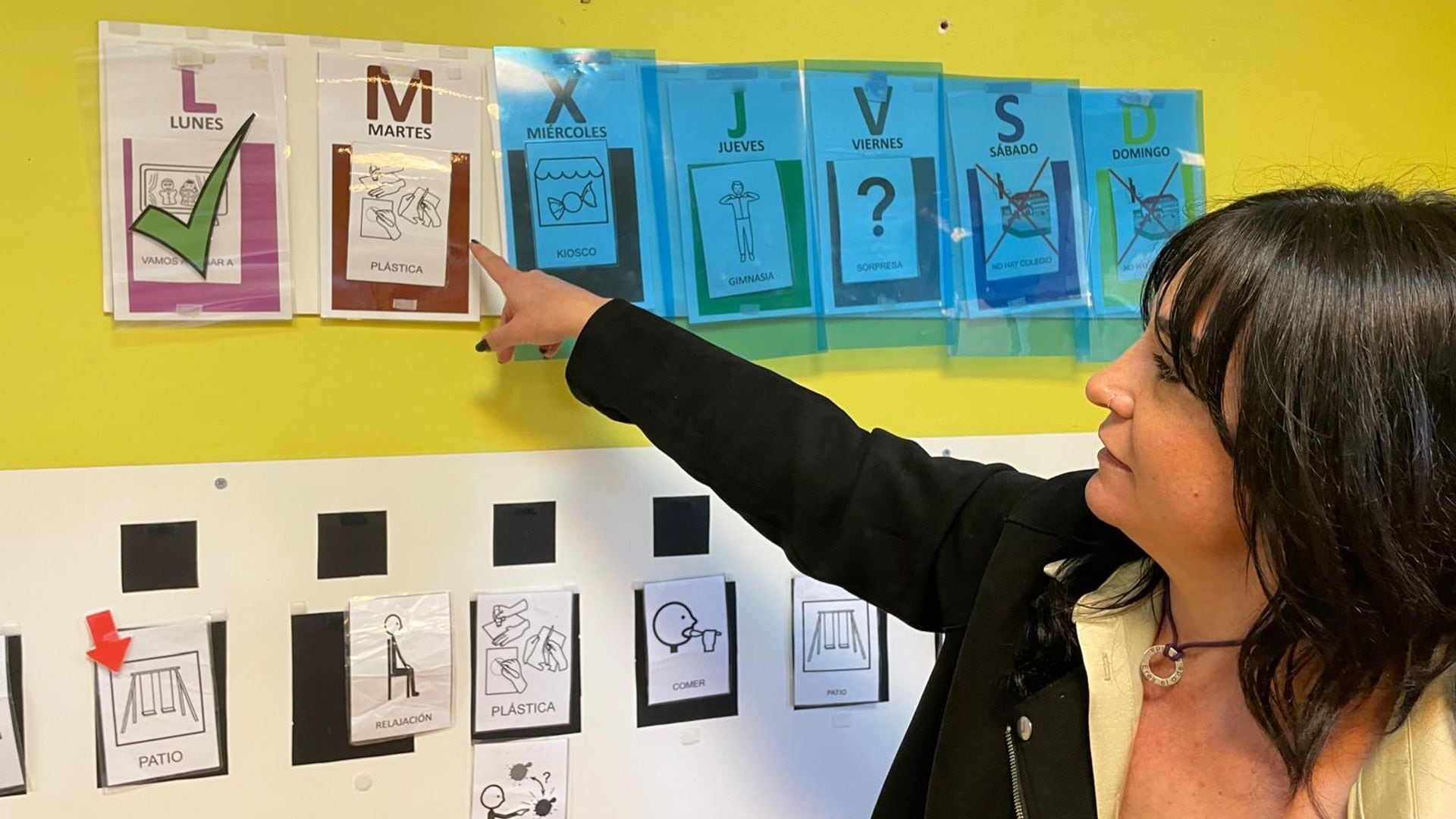 Cristina Gómez, directora académica del Colegio Cepri, muestra pictogramas de un aula