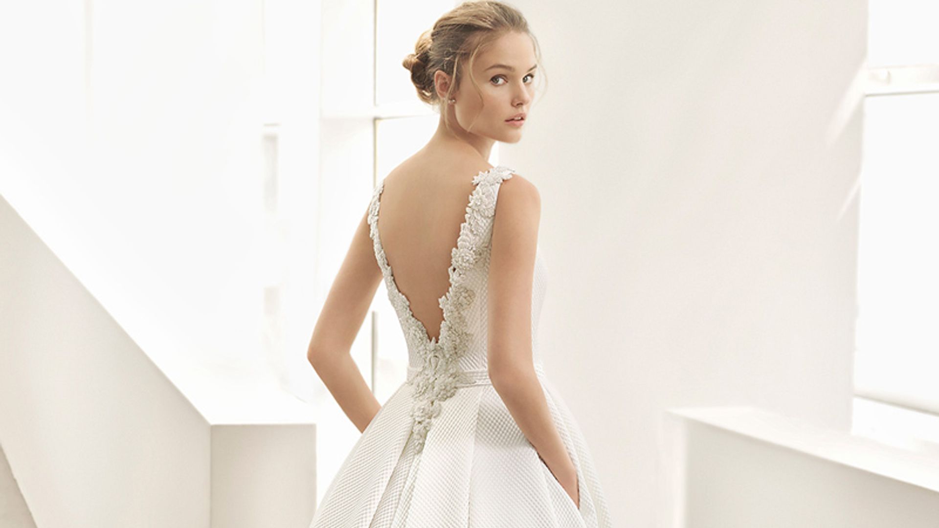 Vestidos de novia con bolsillos, la tendencia con más personalidad del 2018, por Rosa Clará