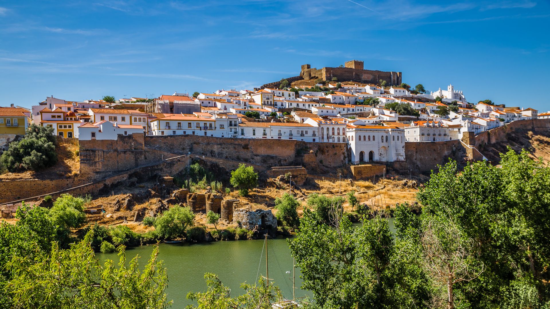 Mértola, el pueblo medieval portugués coronado por un castillo y con el río más bonito del Alentejo