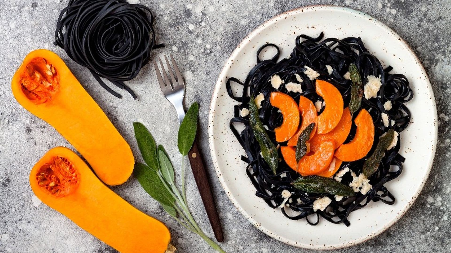Espaguetis negros con calabaza y ajos