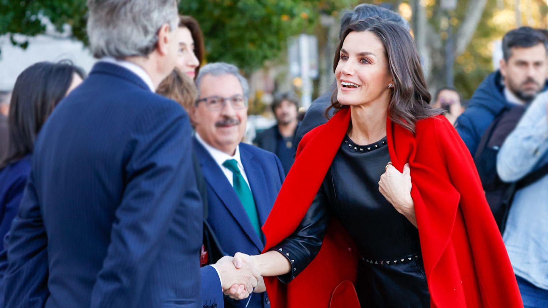 La Reina recupera su imagen más rompedora con top español de cuero y tachuelas