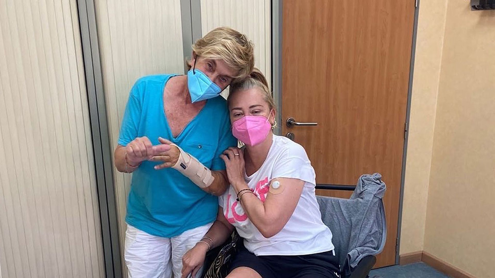 'Vaya dos'... Belén Esteban y Chelo García Cortés, juntas en el médico tras sus accidentes en plató