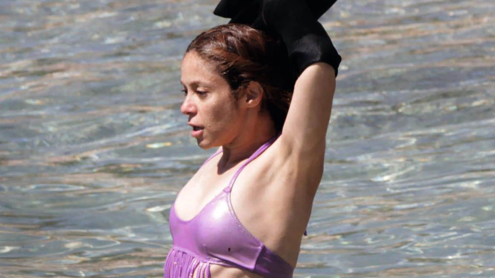 Shakira en bikini: las imágenes de su primer chapuzón de la temporada con sus hijos en Ibiza
