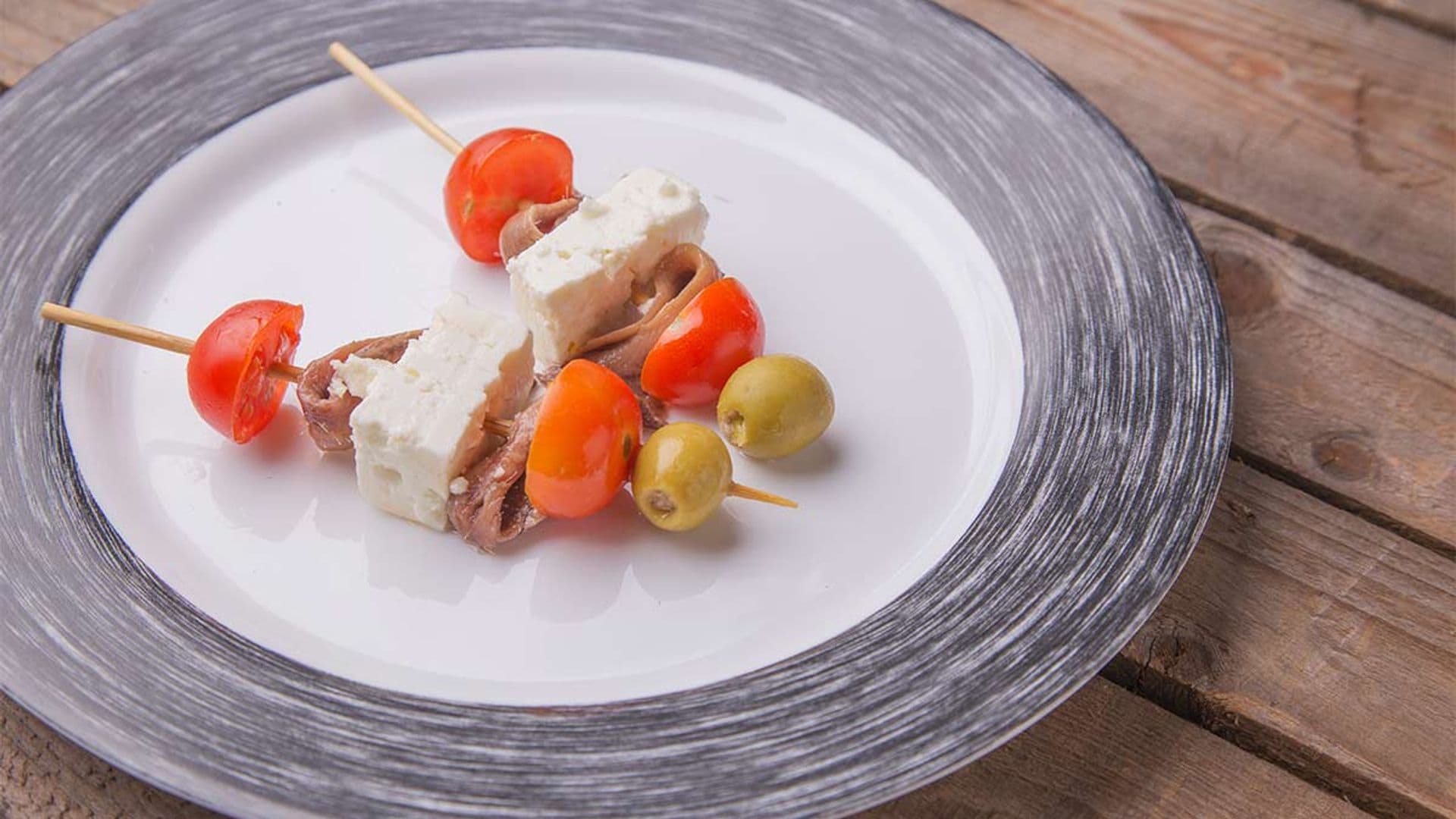 Banderillas de tomate cherry, queso fresco y anchoas