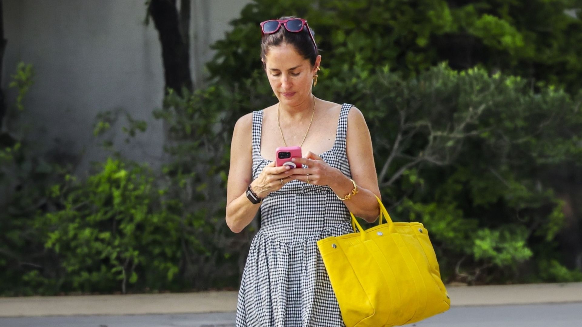 Carolina Herrera acierta en una graduación con sus hijas en Madrid: cuadros vichy, 'cottagecore' y bolso amarillo