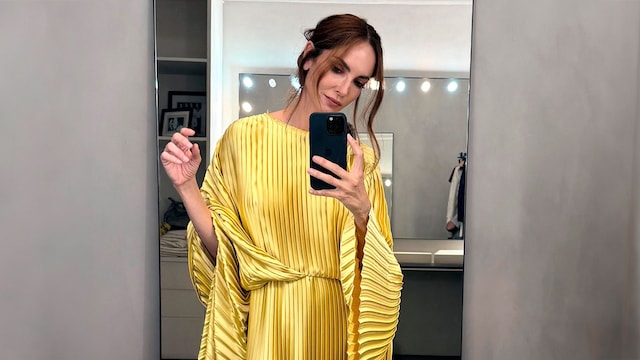 Eugenia Silva con vestido plisado amarillo