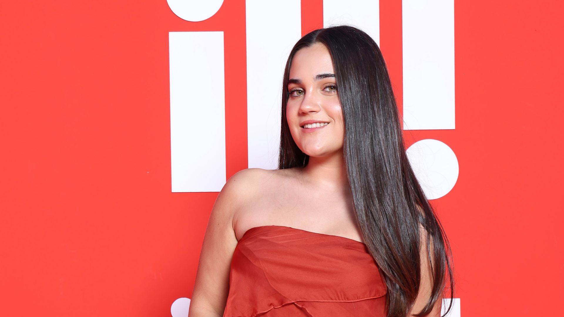 Daniella Bustamante debuta en solitario: 'lookazo' y frescura al más puro estilo Paula Echevarría