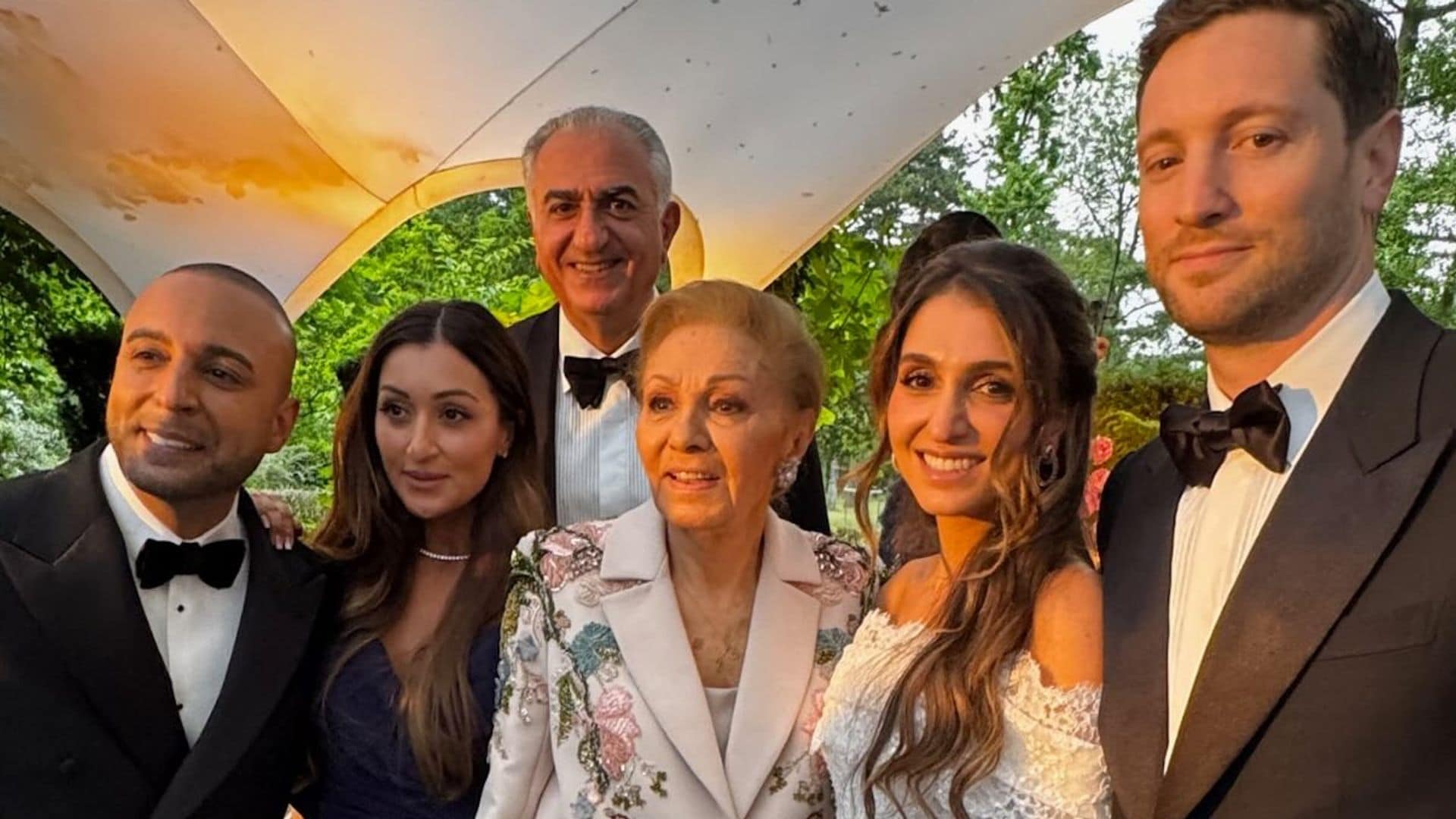 Farah Diba reaparece en la boda de su nieta Imán y reafirma su estatus como eterna musa de la elegancia