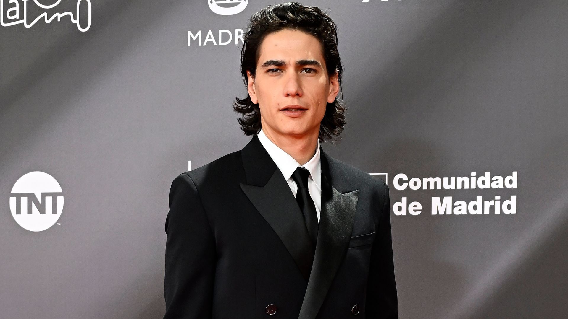 El triunfal regreso de Enzo Vogrincic a las alfombras rojas en los Premios Platino 2025