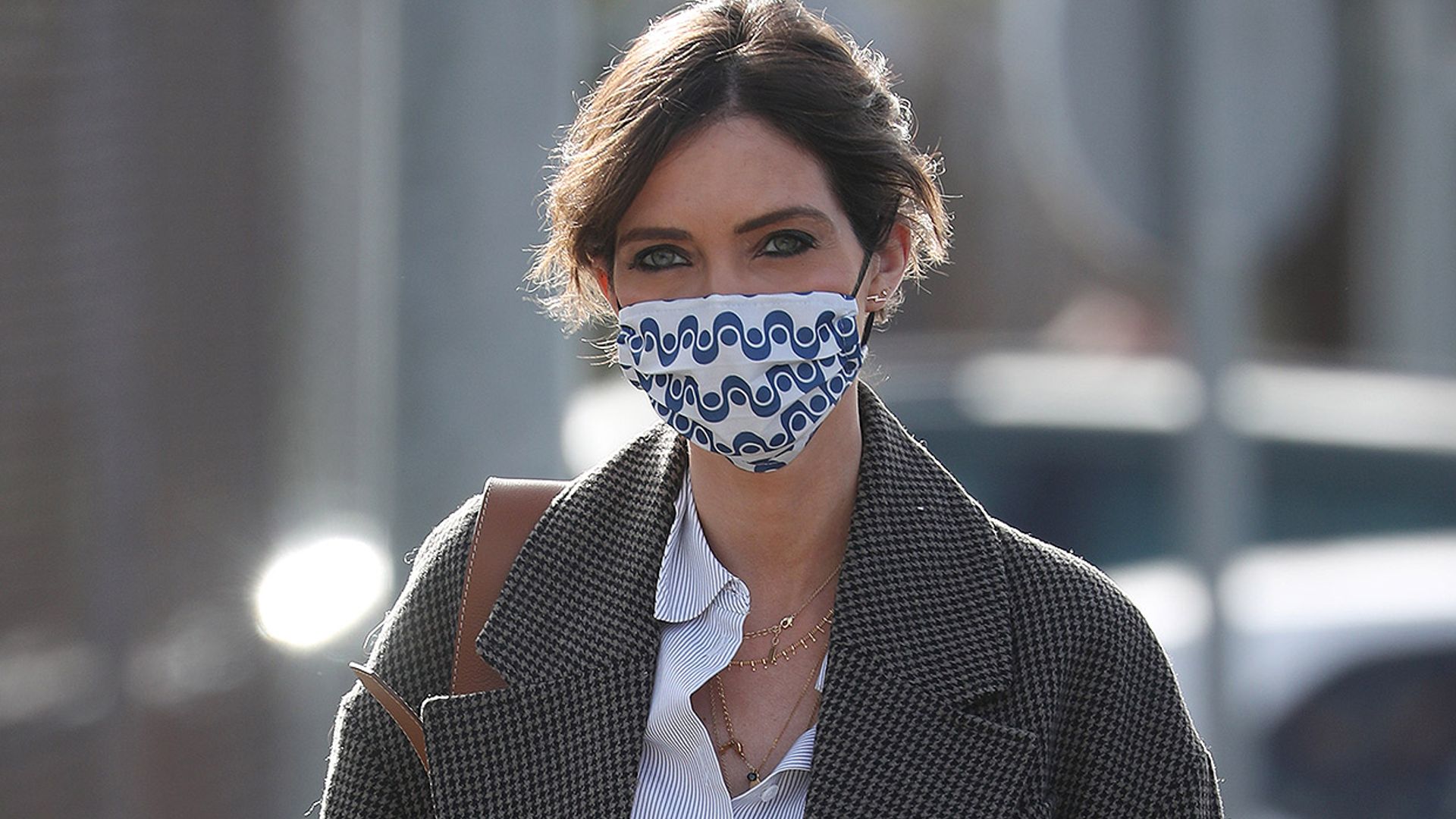 La camisa denim de Sara Carbonero que soluciona todos los looks de entretiempo