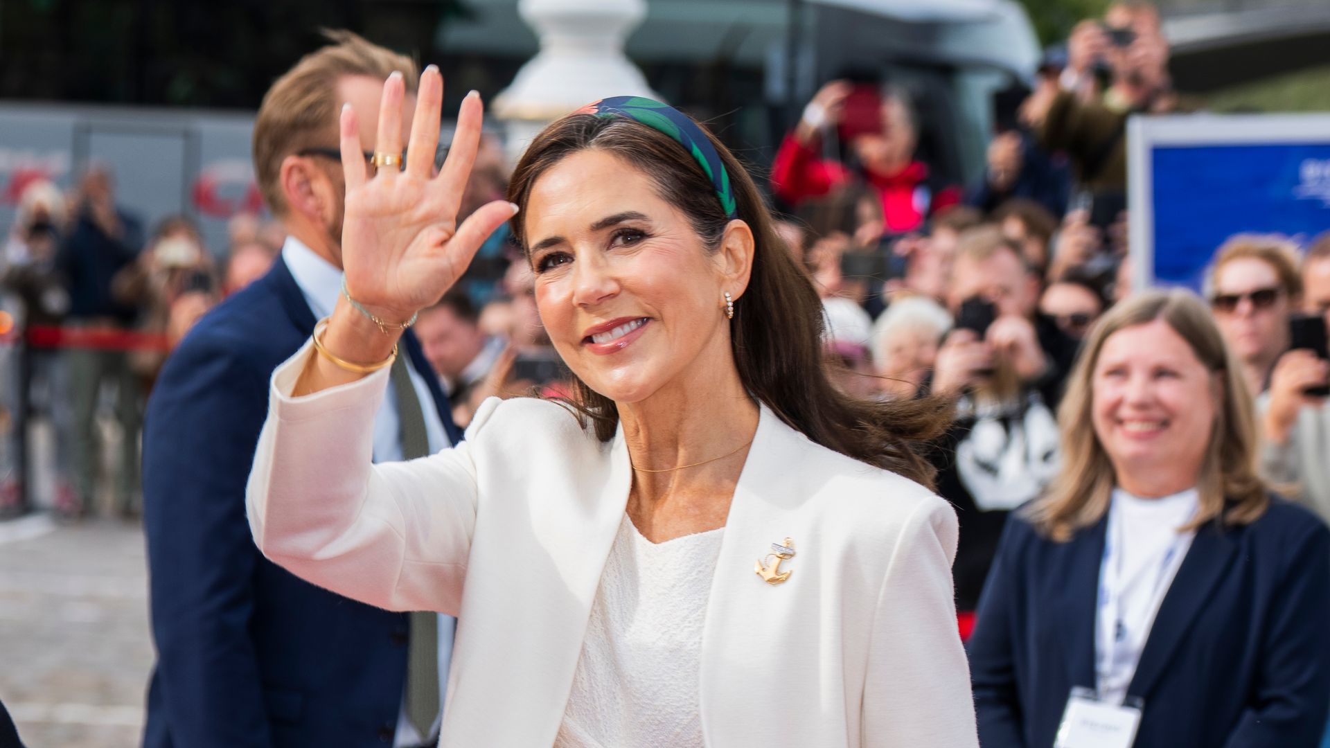 El look de la reina Mary de Dinamarca para el desembarco oficial de la tripulación del buque real Dannebrog