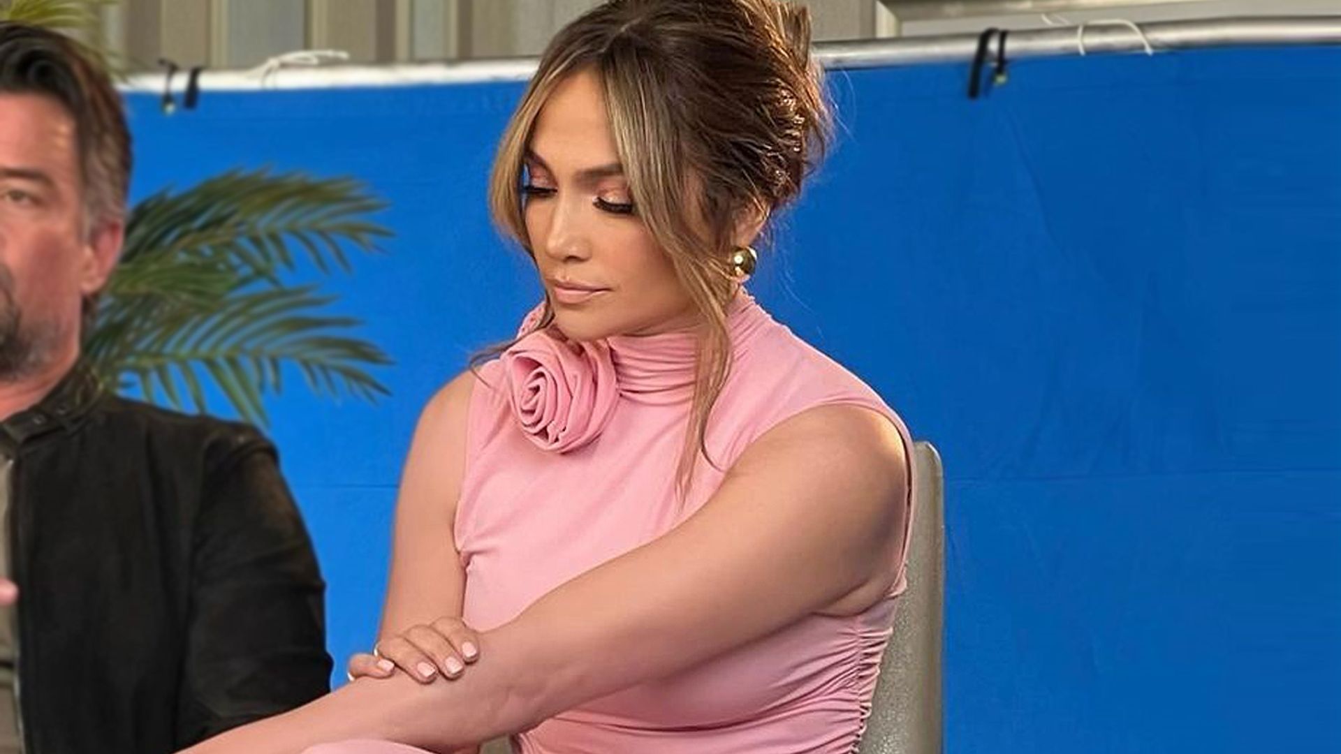 Jlo potencia sus curvas con un entalladísimo vestido inspirado en la película 'Chicas malas'