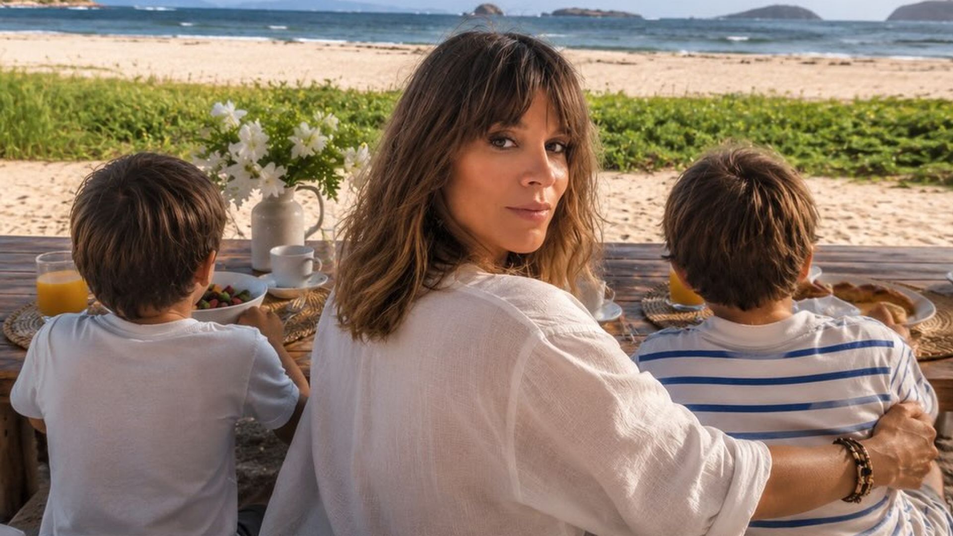 Alejandra Gere, con sus dos hijos pequeños, Alexander y James, en la playa