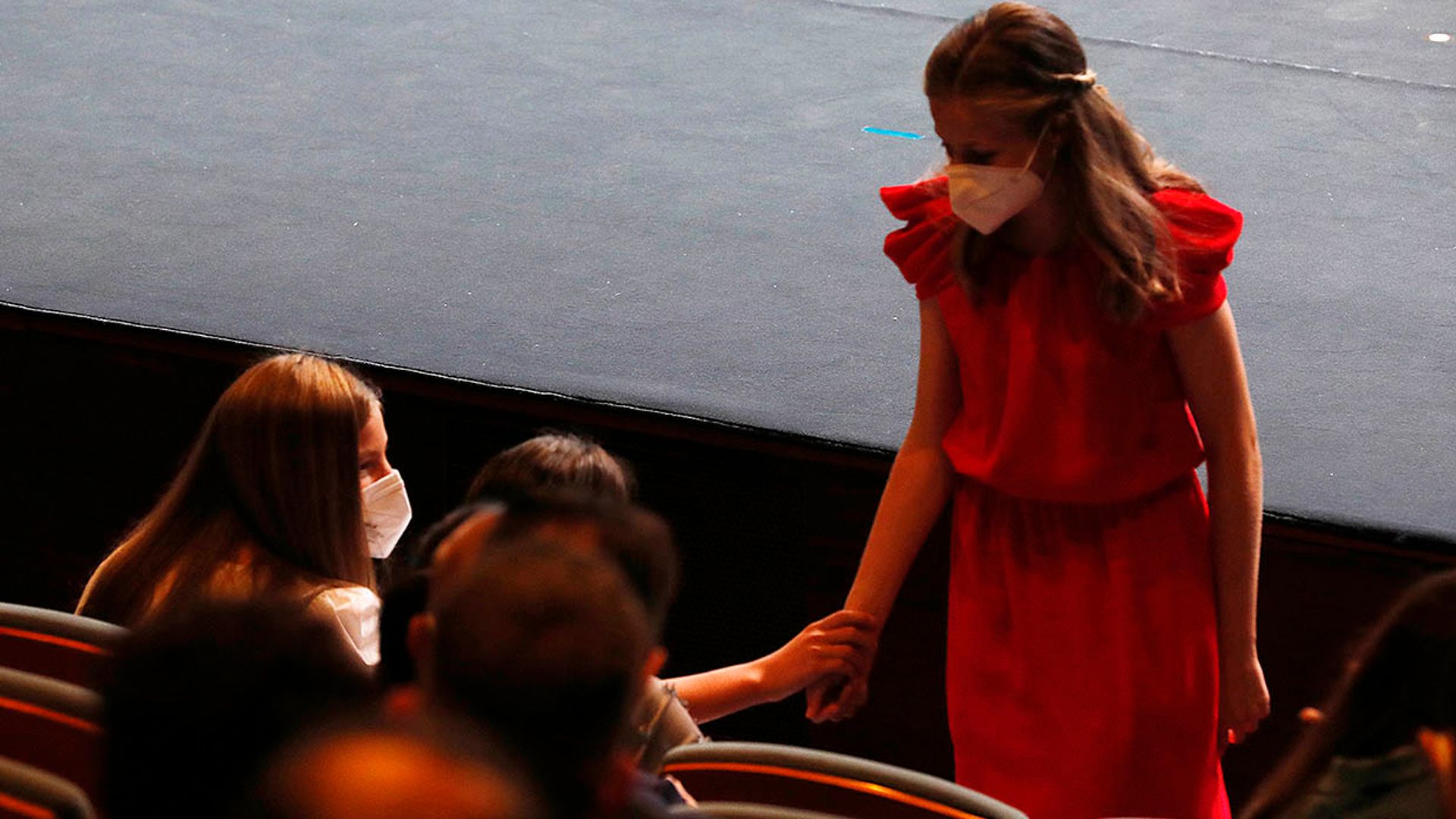 La cariñosa felicitación de la infanta Sofía a su hermana después de su discurso